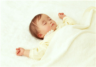 寶寶夏天睡覺可以開空調嗎 夏天寶寶晚上睡覺時穿什么2018