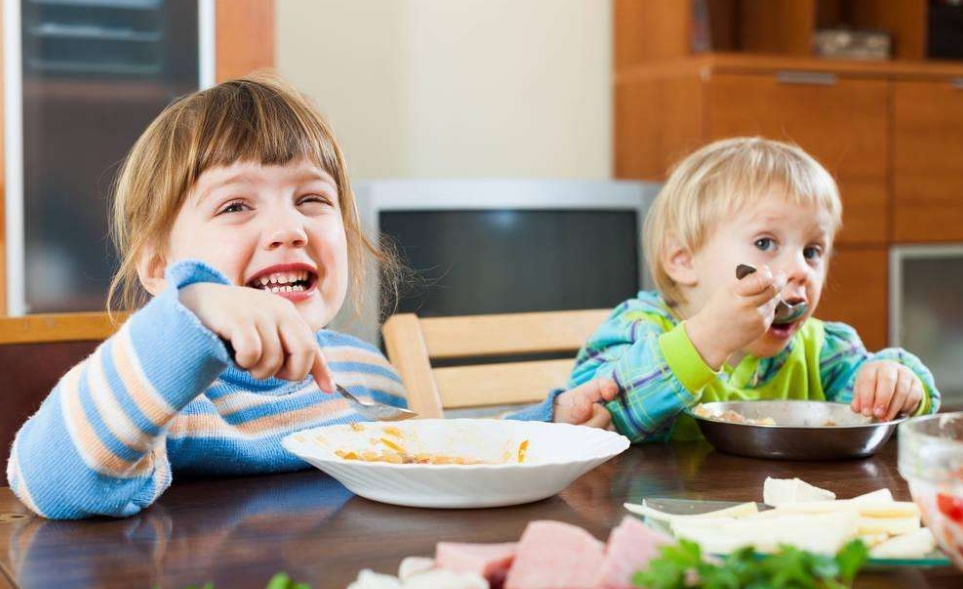 孩子喂飯的時候喜歡跑怎么辦 怎么正確給孩子喂飯2018