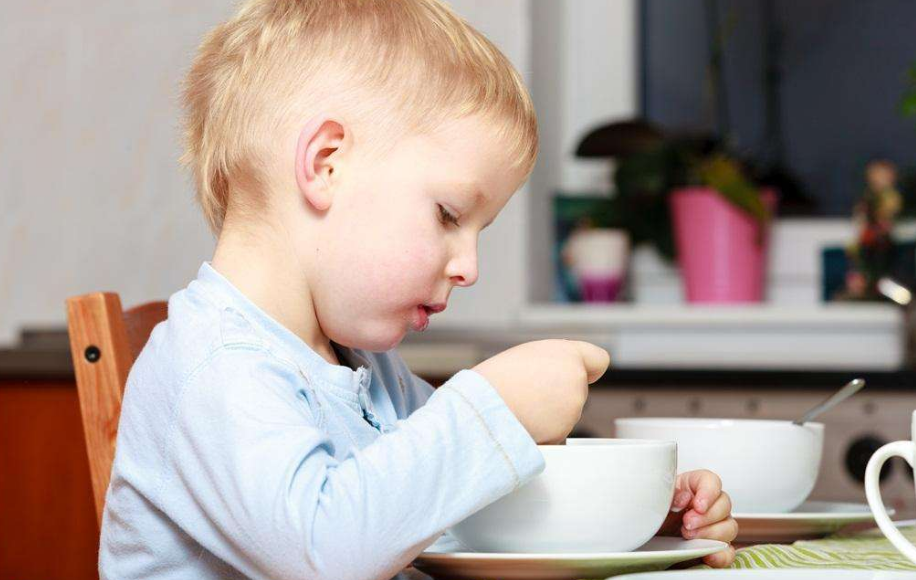 孩子喂飯的時候喜歡跑怎么辦 怎么正確給孩子喂飯2018