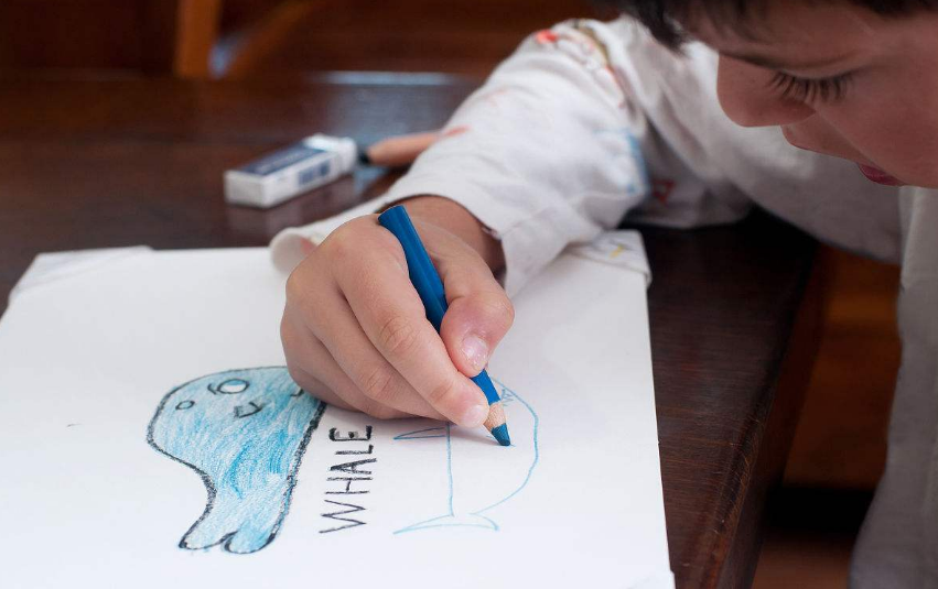 孩子畫畫很棒的說說 看到孩子畫畫畫得好心情說說2018