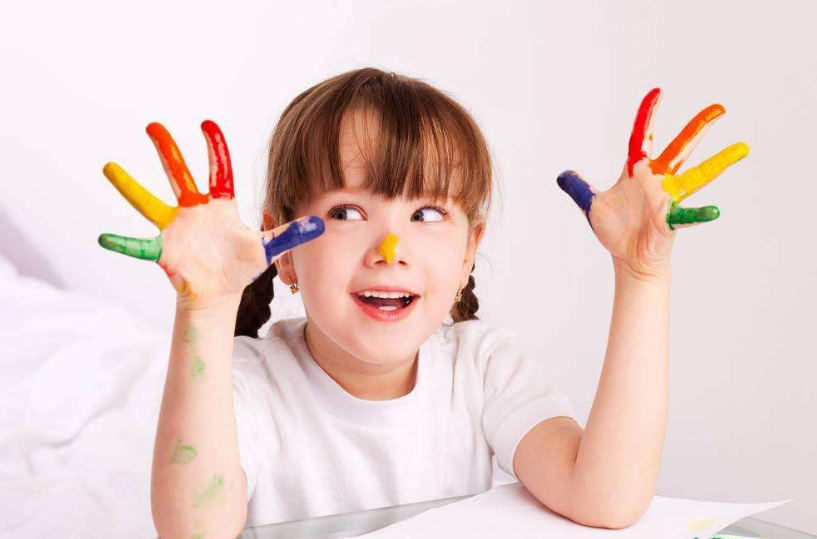 愛畫畫的孩子的說說 形容孩子畫畫好的說說 愛畫畫的孩子的說說 形容孩子畫畫好的說說