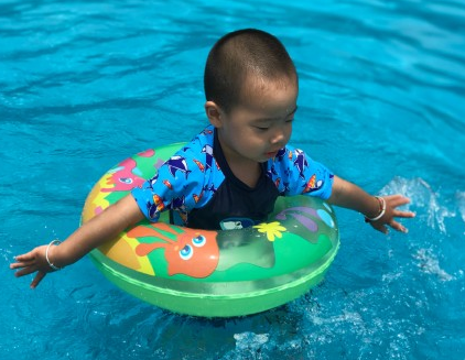 寶寶游泳的朋友圈說說 小嬰兒游泳的朋友圈句子 寶寶游泳的朋友圈說說 小嬰兒游泳的朋友圈句子