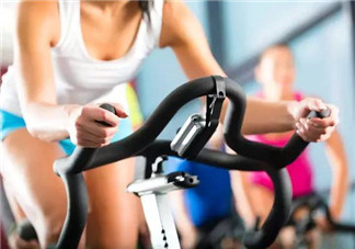 動(dòng)感單車(chē)初學(xué)者怎么熱身 動(dòng)感單車(chē)初學(xué)者坐著騎還是站著騎好