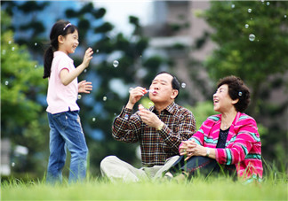 老人太慣孩子怎么辦 父母把握育兒主導權老人輔助