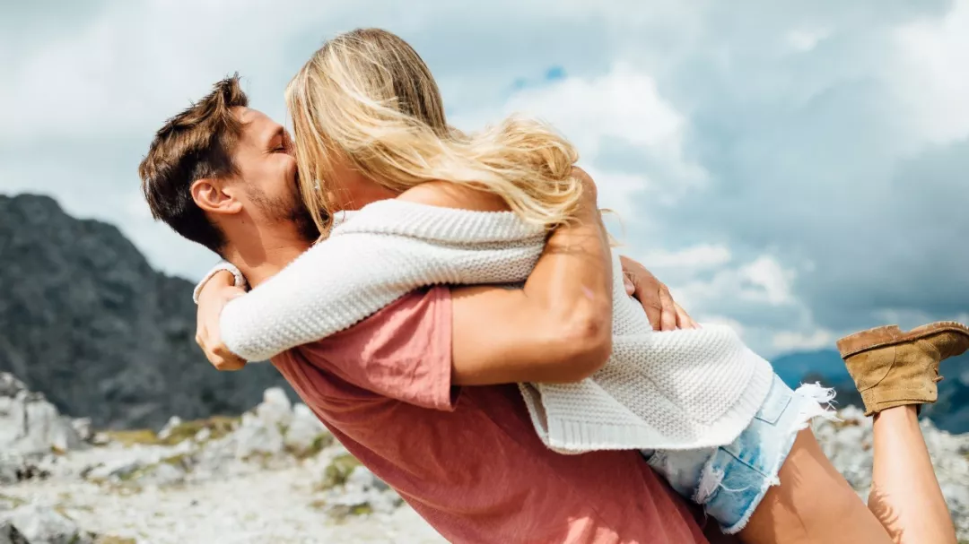 在孩子面前親吻好不好 當著孩子面秀恩愛有什么影響