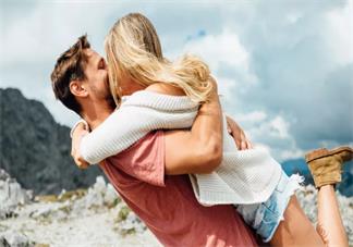 在孩子面前親吻好不好 當著孩子面秀恩愛有什么影響