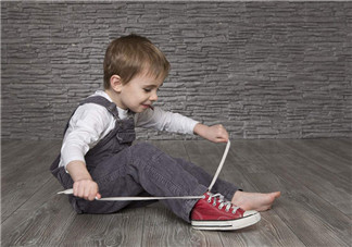 三歲左右的孩子穿什么鞋子好 三歲寶寶運(yùn)動(dòng)鞋買什么牌子好