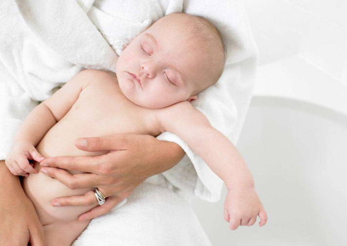 小嬰兒應該和父母一個床嗎 游戲床當嬰兒床好不好 小嬰兒應該和父母一個床嗎 游戲床當嬰兒床好不好