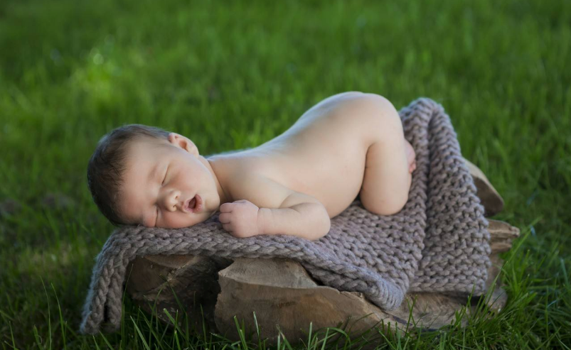 小嬰兒應該和父母一個床嗎 游戲床當嬰兒床好不好 小嬰兒應該和父母一個床嗎 游戲床當嬰兒床好不好