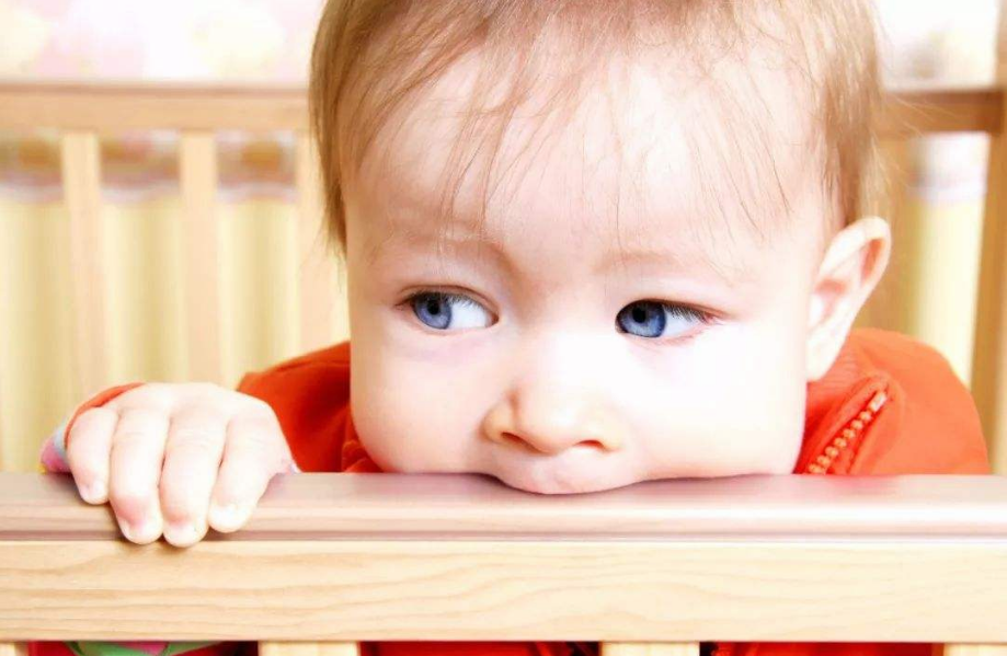 寶寶一出生就住嬰兒房好不好 寶寶分房睡有什么影響