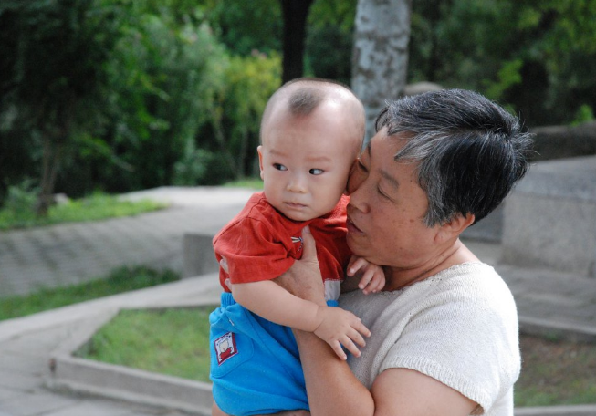 寶寶特別認生怎么辦 順應(yīng)孩子的步調(diào)別勉強孩子