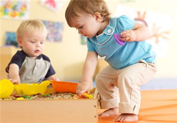 寶寶特別認生怎么辦 順應(yīng)孩子的步調(diào)別勉強孩子