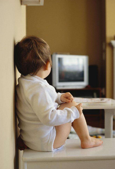 孩子特別愛看電視怎么辦 如何正確的約束孩子看電視 孩子特別愛看電視怎么辦 如何正確的約束孩子看電視