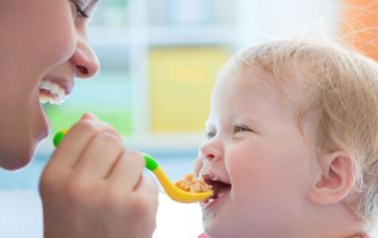 如何照顧牛奶蛋白過敏的寶寶 媽媽母乳喂養人工喂養怎么做