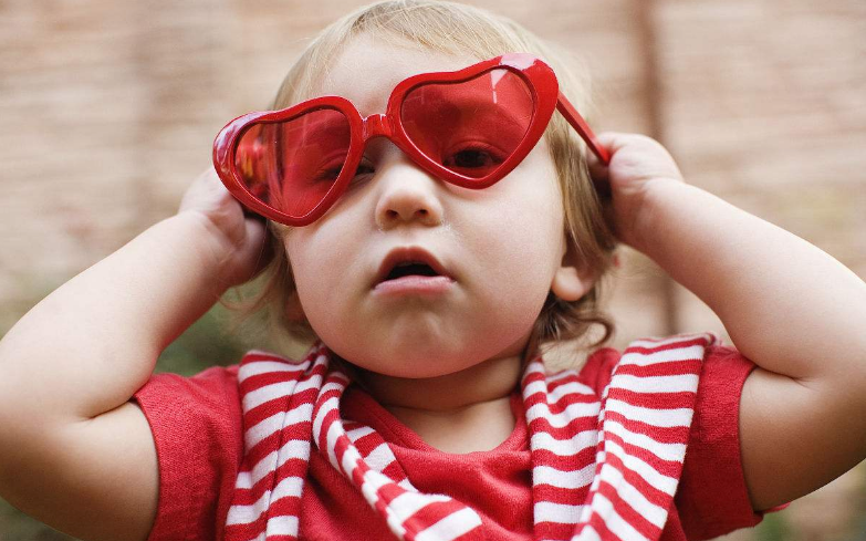 如何挑選幼兒防曬太陽眼鏡 寶寶什么時候戴太陽眼鏡好