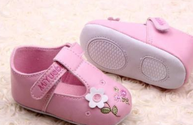 寶寶學步鞋軟底好還是硬底好 寶寶學步鞋鞋底軟硬怎么選擇