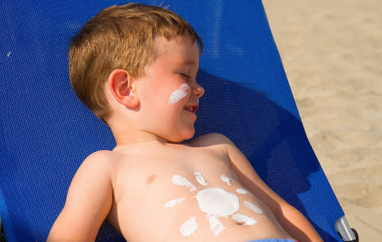 穿長袖跟涂防曬哪個效果好 小孩可以用大人的防曬品嗎