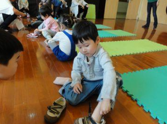 夏天寶寶穿學(xué)步鞋要穿襪子嗎 夏天寶寶什么時候穿學(xué)步鞋 夏天寶寶穿學(xué)步鞋要穿襪子嗎 夏天寶寶什么時候穿學(xué)步鞋