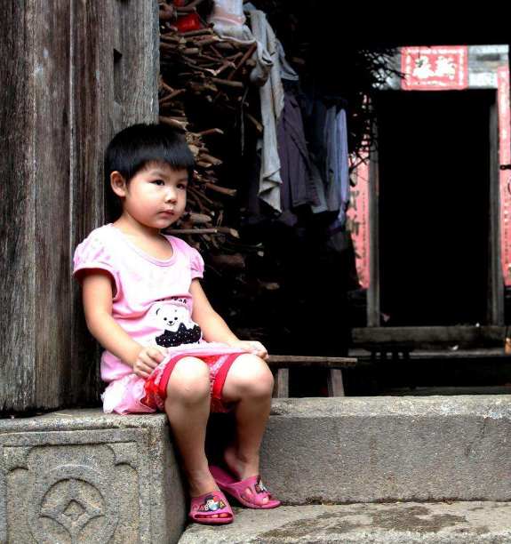 孩子遇到人就躲是內向嗎 孩子見到陌生人喜歡躲是什么原因