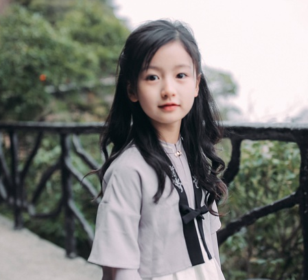 裴佳欣演靜學(xué)姐小時候的演員嗎 新版流星花園小滕唐靜是裴佳欣嗎