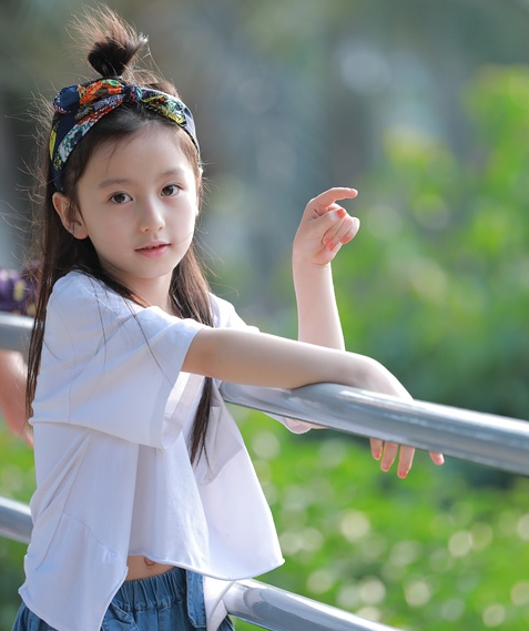 裴佳欣演靜學(xué)姐小時候的演員嗎 新版流星花園小滕唐靜是裴佳欣嗎