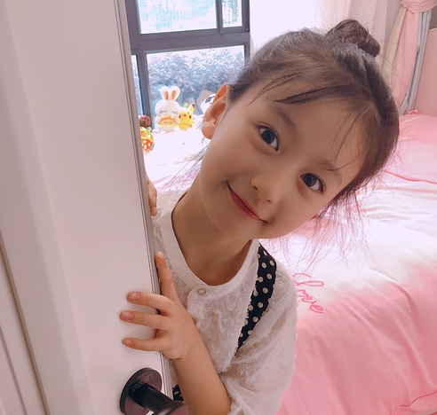 裴佳欣演靜學(xué)姐小時候的演員嗎 新版流星花園小滕唐靜是裴佳欣嗎