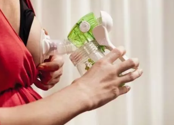 乳頭有問題要放棄喂奶嗎 乳頭被寶寶咬破還能繼續喂奶嗎