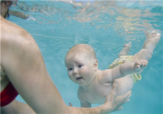 寶寶游泳嗆水怎么辦 寶寶游泳嗆水了該如何處理