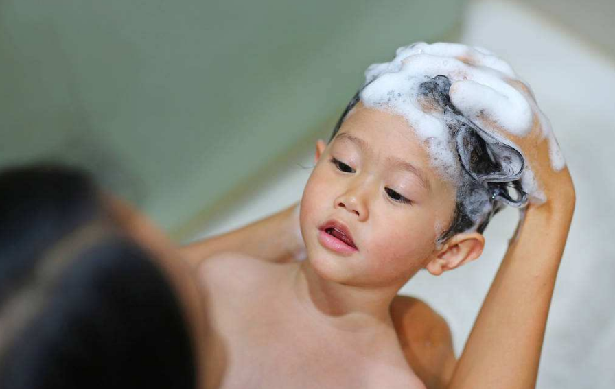 夏季怎么讓孩子乖乖的洗頭 孩子洗頭不聽話怎么做2018