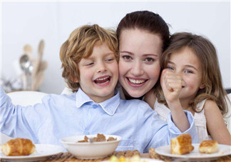 分享孩子吃飯視頻搞笑的心情說說 寶寶吃飯時的喜悅幽默句子短語