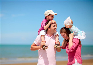 夏季寶寶睡覺和發燒怎么穿衣 孩子容易流汗穿衣需要注意什么