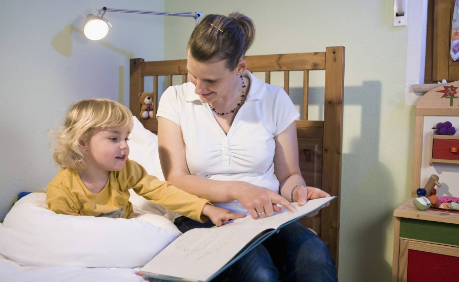 夏季晚上帶孩子心情說說 天氣熱帶孩子玩的句子朋友圈