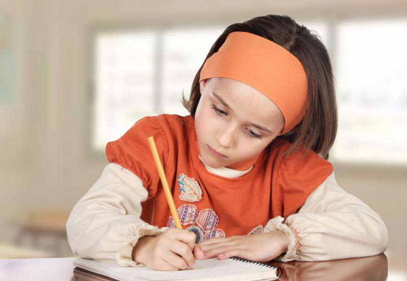 孩子寫暑假作業的心情說說 2018孩子寫暑假作業幽默的句子短語