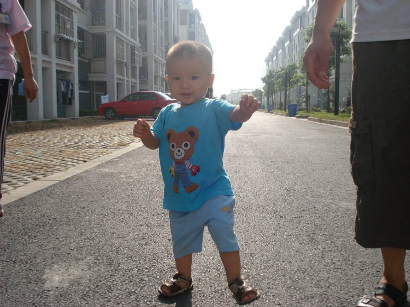 訓(xùn)練孩子走路可以牽著嗎 怎么訓(xùn)練孩子走路比較好