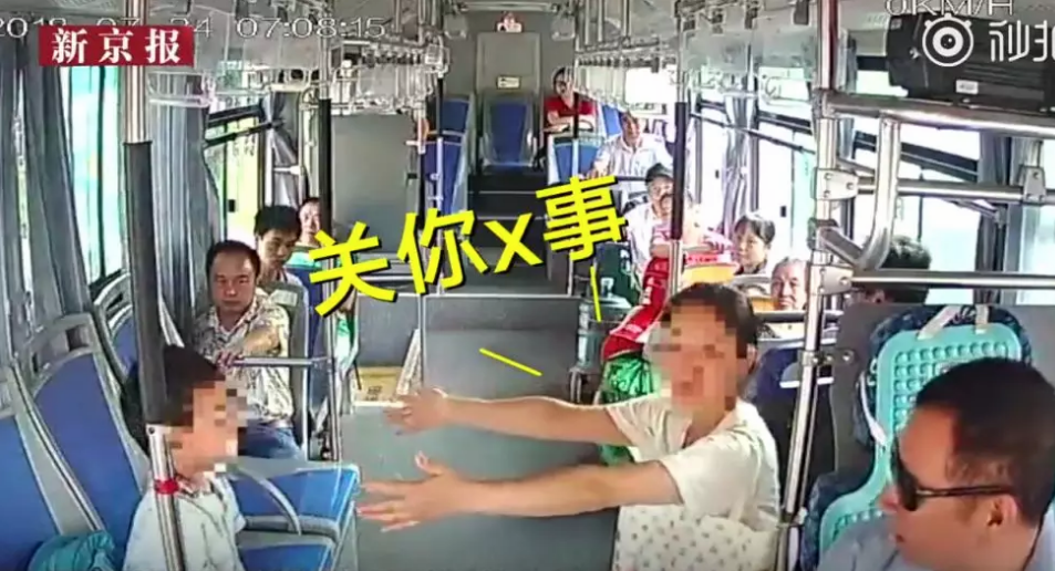 男童公交上練吊環(huán)怎么回事 為什么讓孩子在公交上練吊環(huán)