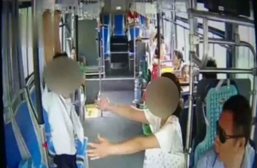 男童公交上練吊環(huán)怎么回事 為什么讓孩子在公交上練吊環(huán)