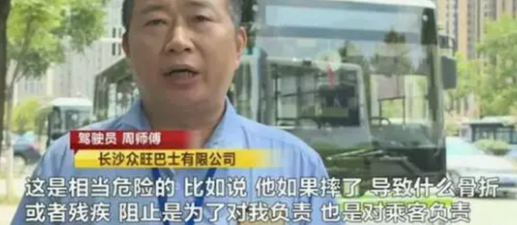 男童公交上練吊環(huán)怎么回事 為什么讓孩子在公交上練吊環(huán)