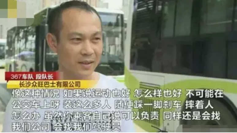 男童公交上練吊環(huán)怎么回事 為什么讓孩子在公交上練吊環(huán)