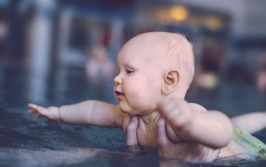 分享寶寶玩水的說說句子 形容孩子們玩水的喜悅心情短語