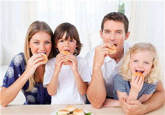 大寶就要讓著小寶嗎 大寶和弟妹如何和諧相處