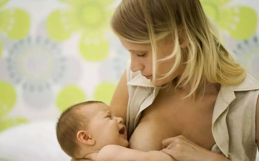 寶寶突然嗆奶了應(yīng)該怎么做比較好 寶寶嗆奶應(yīng)急做法