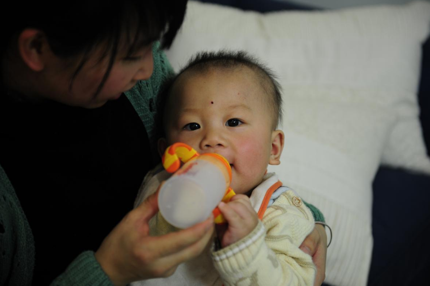 寶寶吃東西的時候腸脹氣怎么辦 寶寶腸脹氣怎么按摩緩解