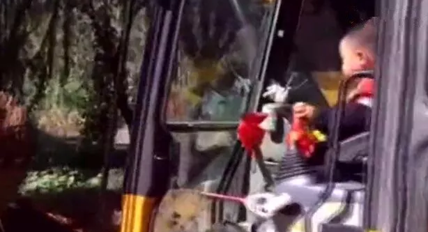 9歲男孩開挖掘機是真的嗎 開挖掘機需要學多久