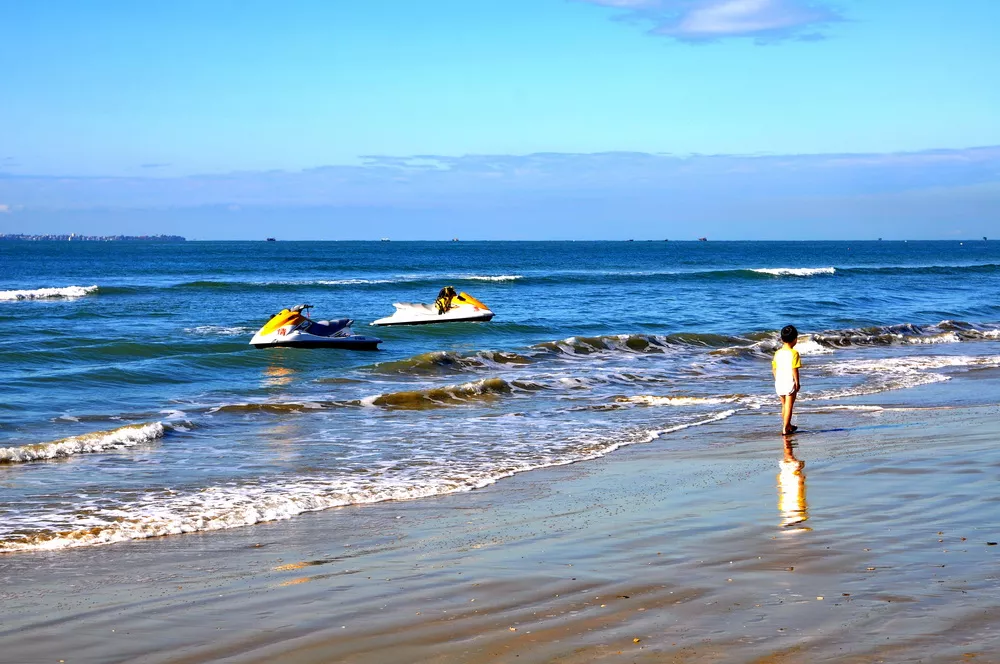 帶孩子出去游泳怎么保證孩子的安全 帶孩子海邊玩注意事項