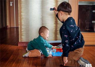 生二胎怎么給大寶的心理問題進行安撫 大寶在二胎后惹人討厭怎么辦