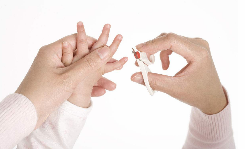 嬰兒指甲剪成什么形狀 給寶寶剪指甲流血如何護理 嬰兒指甲剪成什么形狀 給寶寶剪指甲流血如何護理