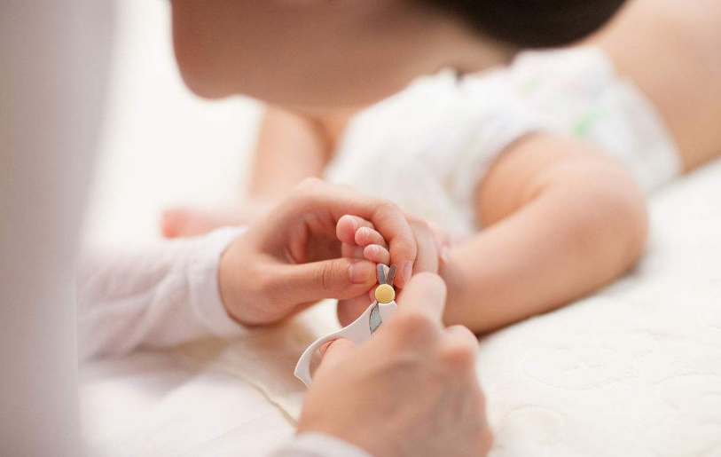 嬰兒指甲剪成什么形狀 給寶寶剪指甲流血如何護理 嬰兒指甲剪成什么形狀 給寶寶剪指甲流血如何護理