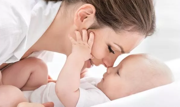 新生寶寶到底是多抱還是多躺 新生兒一松手就哭鬧怎么辦