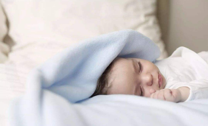 孩子睡前喜歡鬧的心情說說 孩子睡前玩鬧的句子短語朋友圈