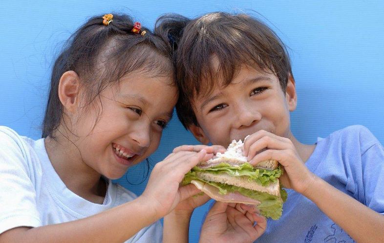 寶寶一歲后吃全谷物燕麥做早餐好不好 為什么用全谷物燕麥做早餐